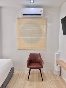 TV a/nebo společenská místnost v ubytování ปิกรพลอย บูทีค โฮเทล PIKORNPLOY Boutique Hotel