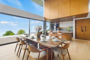 Η κουζίνα ή μικρή κουζίνα στο Calma Villa by Kozystay - Bandung