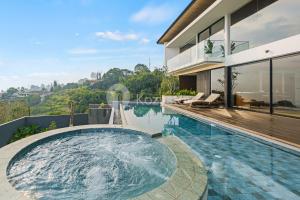 Πισίνα στο ή κοντά στο Calma Villa by Kozystay - Bandung