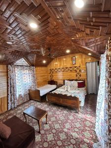 een slaapkamer met een bed en een bank in een kamer bij Houseboat Trambak in Srinagar