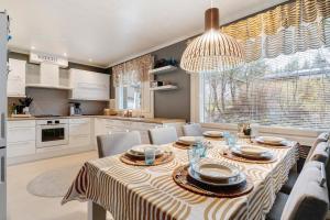 Kuchyň nebo kuchyňský kout v ubytování Frostlight Villa