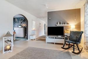 TV a/nebo společenská místnost v ubytování Frostlight Villa