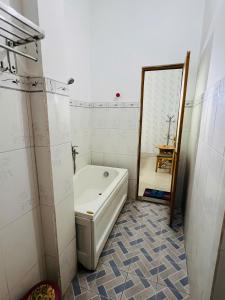 a bathroom with a tub and a toilet in it at Phát Đại Nam Motel in Xóm Hóc