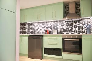 Η κουζίνα ή μικρή κουζίνα στο Historic Mutual Heights CBD Loft w Pool & Gym