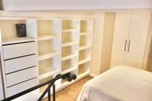 Ένα ή περισσότερα κρεβάτια σε δωμάτιο στο Historic Mutual Heights CBD Loft w Pool & Gym