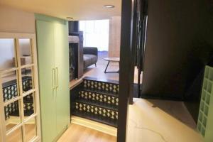 Ένα ή περισσότερα κρεβάτια σε δωμάτιο στο Historic Mutual Heights CBD Loft w Pool & Gym