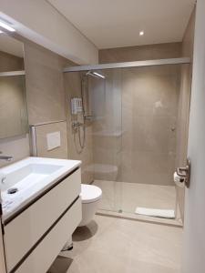 UrnäschにあるGästehaus Rossfall 424 - Self-Check-inのシャワー、洗面台、トイレ付きのバスルーム +41枚の写真