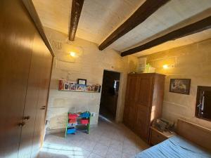 a room with a room with a bed and a room at Razzett ta' Sinna in Għargħur