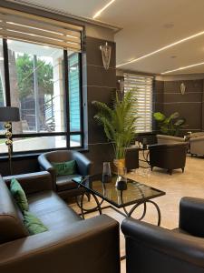 Una sala de estar con sofás y una mesa de café. en Amman West Luxury Hotel By Azar, en Amán