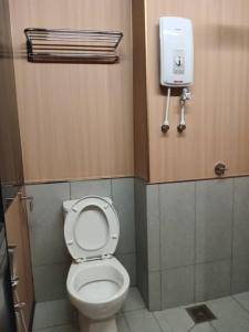 チャンルーンにあるUrban Inn, Changlunのバスルーム(トイレ、ペーパータオルディスペンサー付)