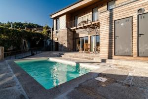 Bazén v ubytování Grandmother Custódia's House Gerês nebo v jeho okolí