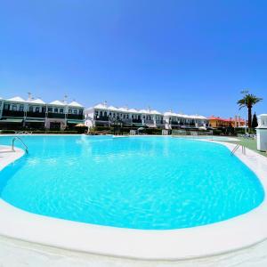 a large swimming pool in the middle of a resort at Paradise Dreams in Maspalomas