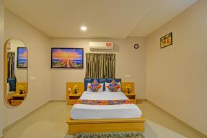 une chambre avec un lit dans une pièce dans l'établissement FabHotel Eyries The Business, à Hyderabad