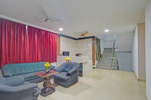 un salon avec un canapé, deux chaises et une table dans l'établissement FabHotel Eyries The Business, à Hyderabad