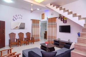 un salon avec un canapé et une télévision dans l'établissement Aru Villa Galle, à Galle