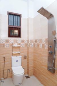 une salle de bain avec toilettes et douche dans l'établissement Aru Villa Galle, à Galle