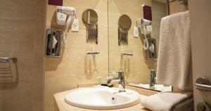 un baño con lavabo y espejo en Amman West Luxury Hotel By Azar, en Amán 38 fotos más
