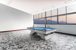 een kamer met een pooltafel bij Jingyue Yaduo Hotel in Yiwu