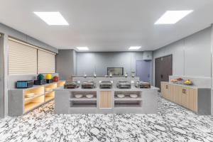 een keuken met eenasteryasteryasteryasteryasteryasteryasteryasteryasteryasteryasteryasteryastery bij Jingyue Yaduo Hotel in Yiwu +12 foto's