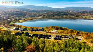 - une vue aérienne sur un lac avec des maisons dans l'établissement Wonder Hill - apartamenty z klimatyzacją, balkonami lub trasami, à Sosnówka