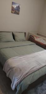 Postel nebo postele na pokoji v ubytování Ferienwohnung Anna Gerolstein