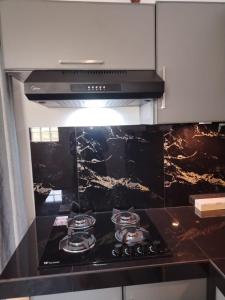 Una cocina con un horno de estufa en una cocina en Mirissa Surf Villa, en Mirissa