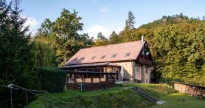 un gran edificio con techo rojo en Pod Břesteckou skalou, en Břestek