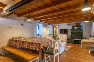 Μια τηλεόραση ή/και κέντρο ψυχαγωγίας στο Fekete Gólya XL