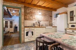 Η κουζίνα ή μικρή κουζίνα στο Fekete Gólya XL