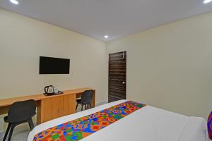 Ένα ή περισσότερα κρεβάτια σε δωμάτιο στο FabHotel Srikara Grand Luxury Rooms