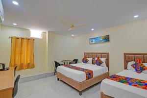 Ένα ή περισσότερα κρεβάτια σε δωμάτιο στο FabHotel Srikara Grand Luxury Rooms +16 φωτογραφίες