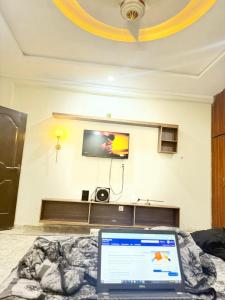 Μια τηλεόραση ή/και κέντρο ψυχαγωγίας στο Comfort Family suites