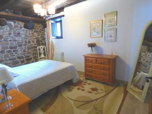 une chambre avec un lit, une commode et un miroir dans l'établissement Luna Menguante, à La Viliella