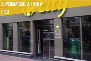 Σούπερ μάρκετ ή άλλα καταστήματα σε αυτό το διαμέρισμα ή εκεί κοντά