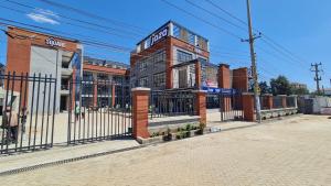 un bâtiment avec une porte en face d'une rue dans l'établissement Anakwa Villas, à Nairobi