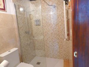 une salle de bain avec une douche en verre et des toilettes dans l'établissement Luna Menguante, à La Viliella 36 autres photos
