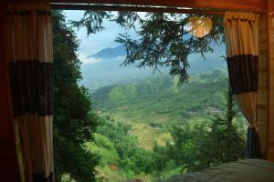 una vista di una valle dalla finestra di una camera da letto di D Home Sapa 10 a Sa Pa