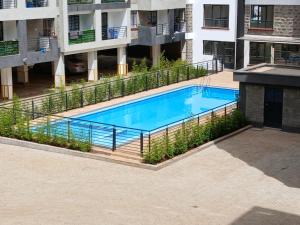 une piscine vide devant un bâtiment dans l'établissement Anakwa Villas, à Nairobi