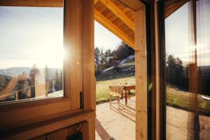 Nespecifikovaný výhled na hory nebo výhled na hory při pohledu z chaty