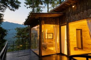 Casa in legno con balcone con vista. di D Home Sapa 10 a Sa Pa