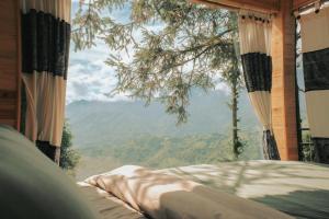 una camera da letto con vista sulle montagne di D Home Sapa 10 a Sa Pa