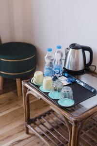 Příslušenství pro přípravu čaje a kávy v ubytování Askava Homestays
