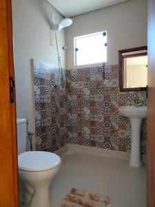 ein Badezimmer mit Toilette und Waschbecken in der Unterkunft Serra Santíssima - Casa completa perto do Centro in Tiradentes