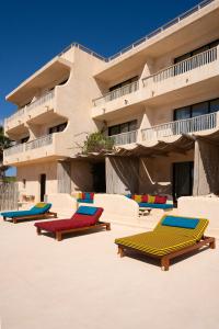 プラヤ・ミジョーンにあるHannah Formenteraの建物前の一団のラウンジチェア