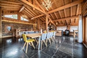 Khu vực ghế ngồi tại Chalet Heavenly, Montriond - by EMERALD STAY