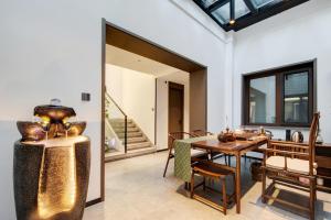 a dining room with a table and chairs and a large glass window at 泊云小筑民宿 in Datong