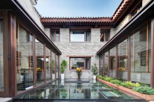 an external view of a house with a courtyard at 泊云小筑民宿 in Datong