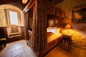 Ένα ή περισσότερα κρεβάτια σε δωμάτιο στο Château de Rosay - view & gardens