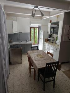 une cuisine avec une table et des chaises dans une cuisine dans l'établissement 2 Pieces indépendant Peone-Valberg, à Péone