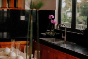 una cocina con fregadero con una flor en la encimera en Villa Hồng Phúc, en Ấp Thiện Lập 72 fotos más